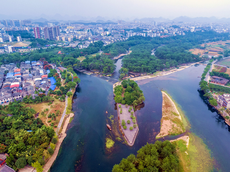 > 正文  灵渠是沟通长江流域的湘江和珠江流域的漓江的跨流域水利工程