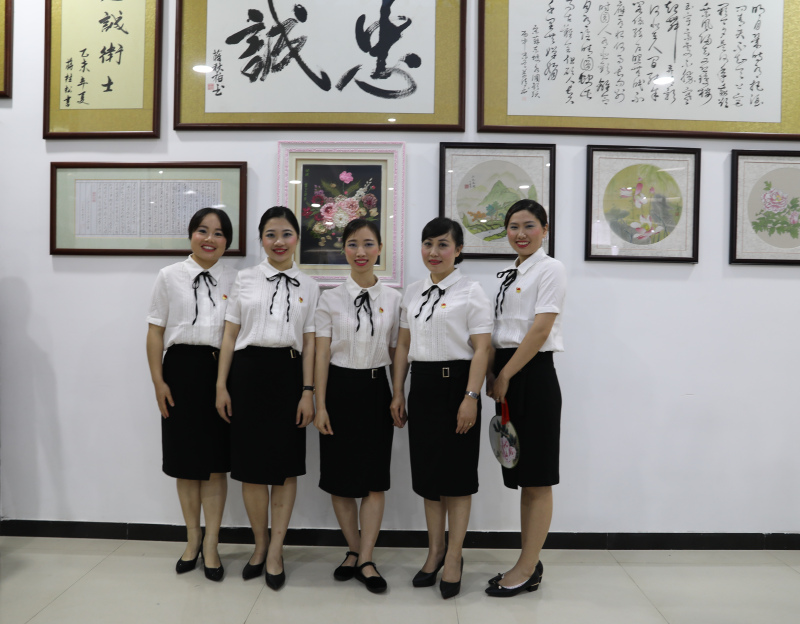 图为"不忘初心,牢记使命"文艺晚会演出前女干部们的合影