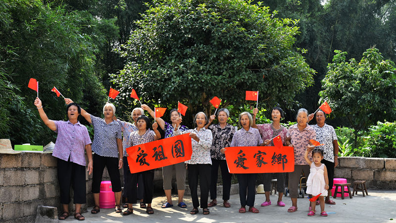 【镜头】齐唱《我和我的祖国》 庆祝新中国成立70周年