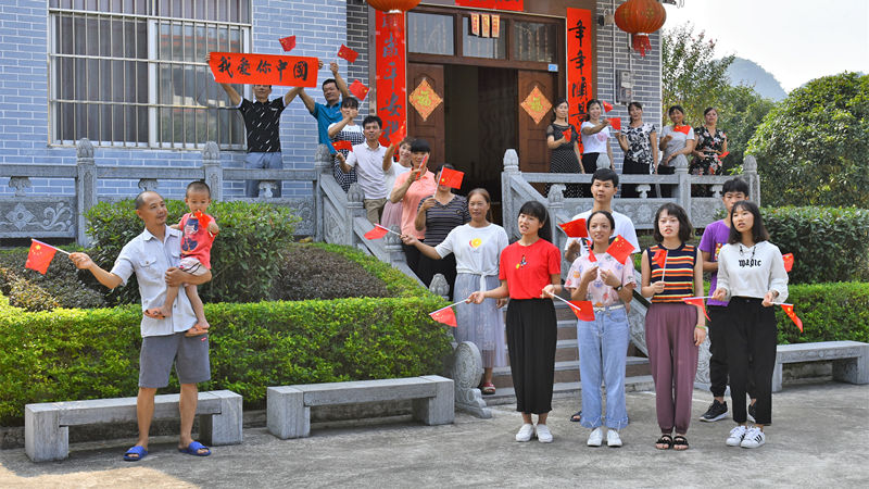 【镜头】齐唱《我和我的祖国》 庆祝新中国成立70周年