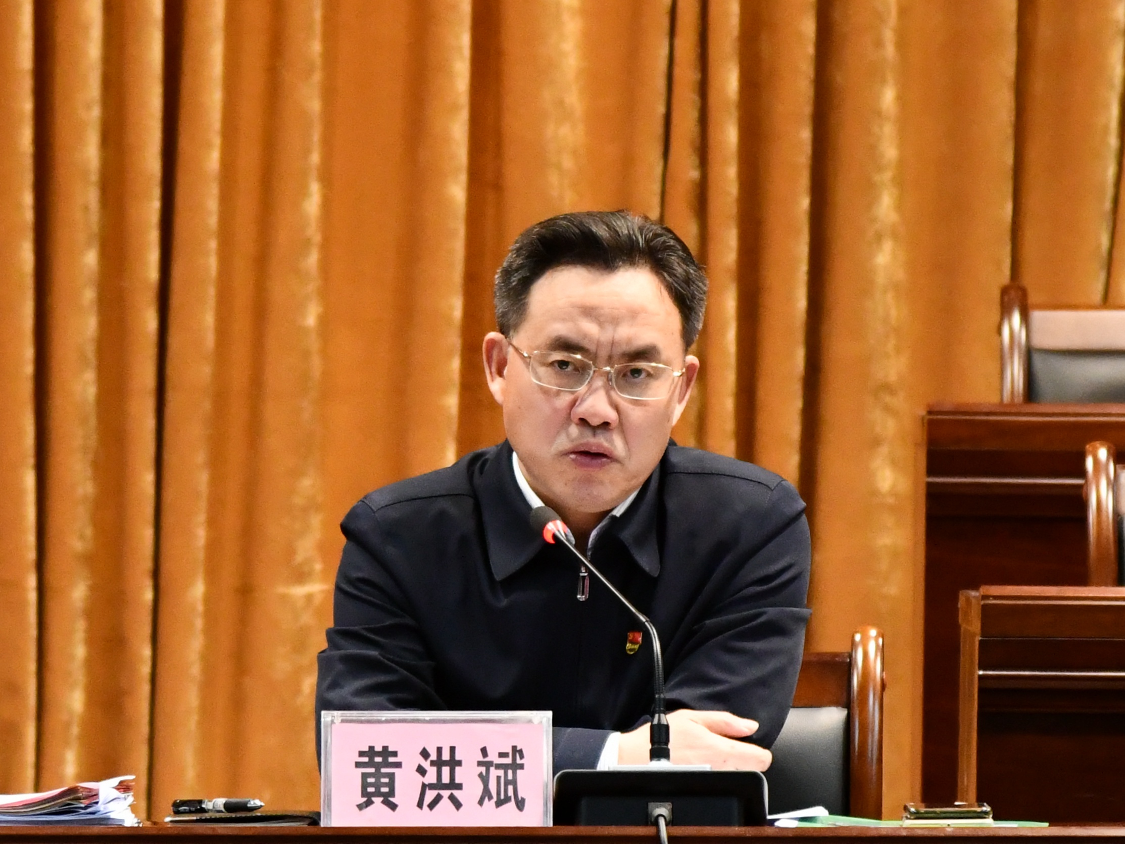 图为县委书记黄洪斌作小结讲话