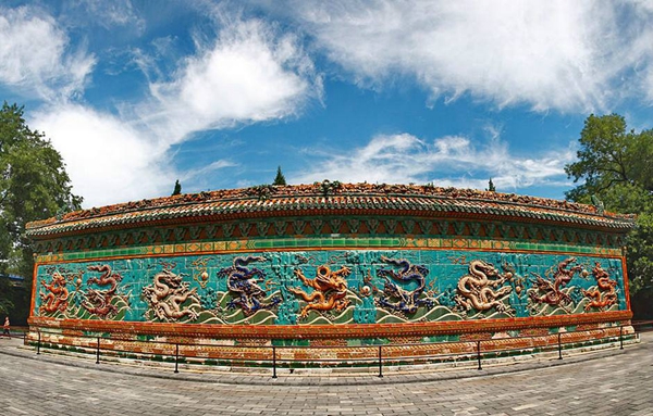 九龙壁,是中国传统建筑中用于遮挡视线的墙壁,位于紫禁城宁寿宫区.