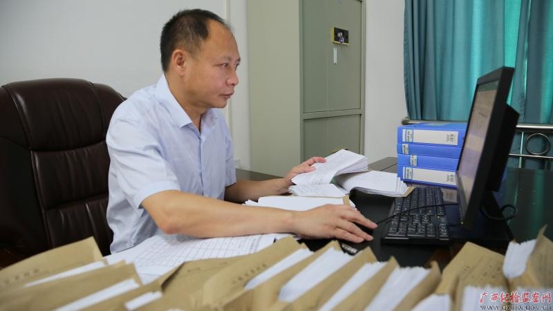 初心不改 本色不褪——记广西勤廉榜样、河池市EBET易博真人和AG真人副书记、监委副主任黄振林