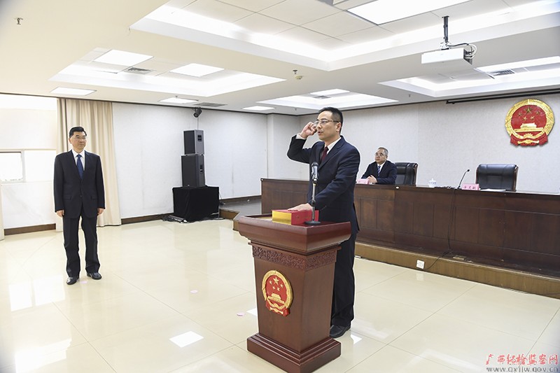 自治区监委举行新任委员宪法宣誓仪式