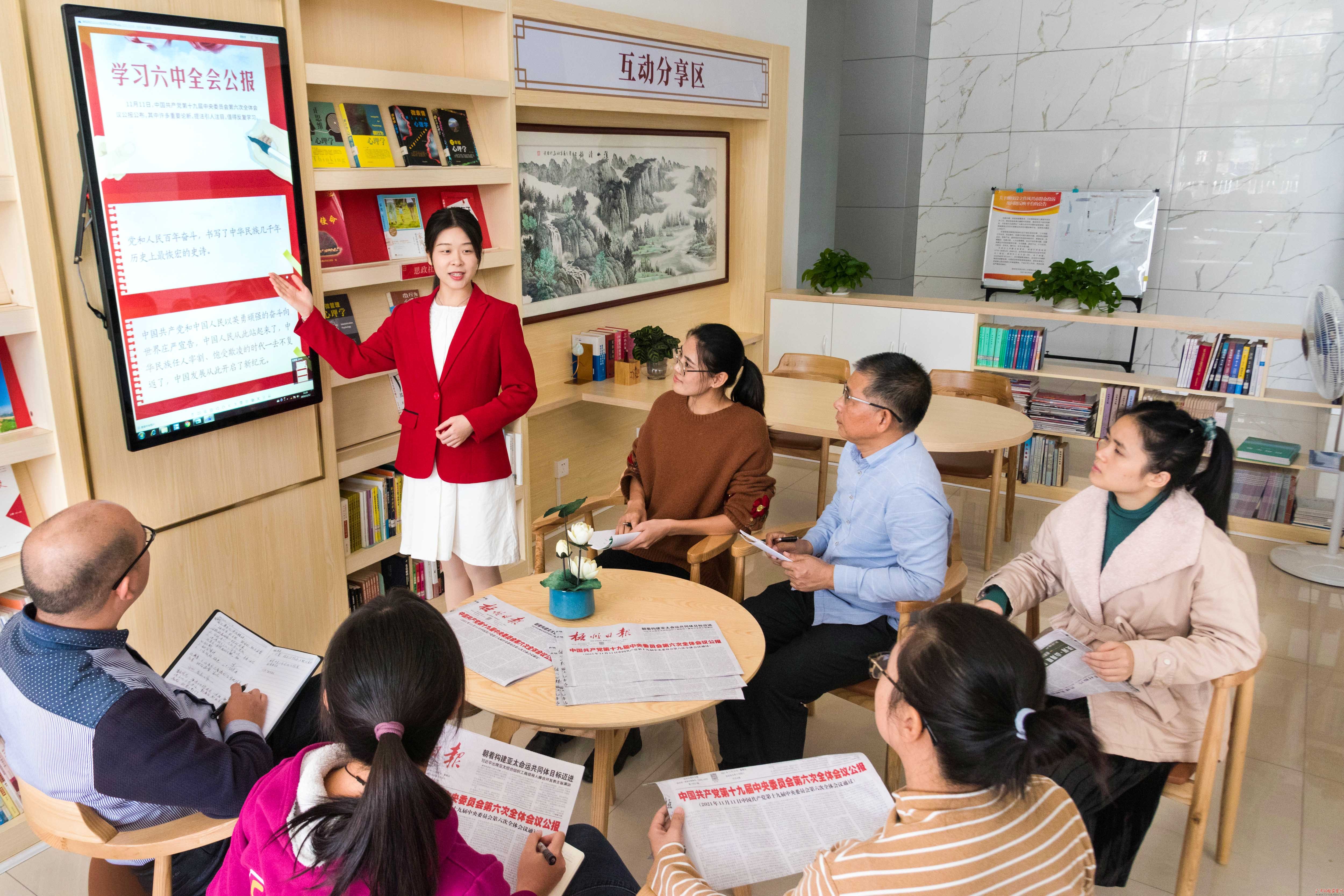 镜头丨及时跟进学习六中全会精神